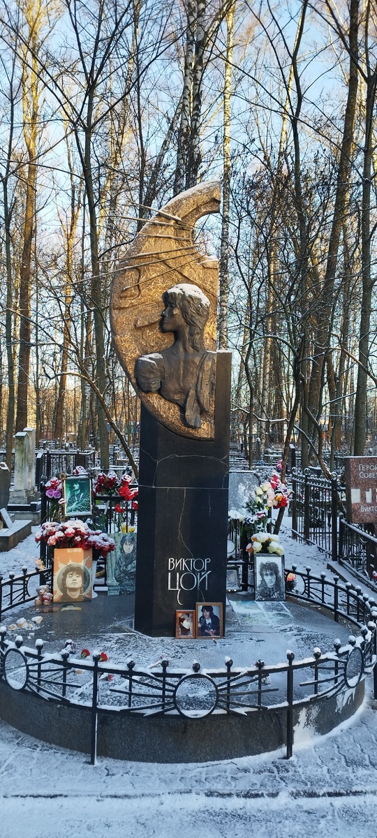 Люблю бывать на этом кладбище