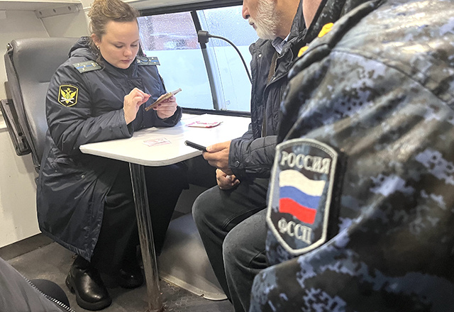 В Твери должников обложили с трех сторон