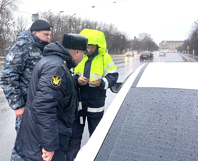 В Твери должников обложили с трех сторон