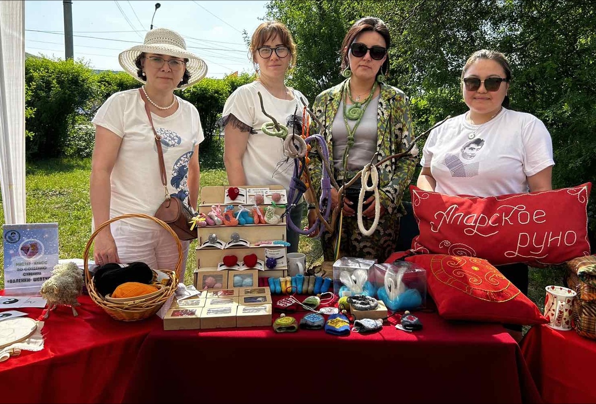 Выставка "Аларские руно" на районном празднике Сурхарбан, июнь 2024 г. Мастер Екатерина и её подмастерья. 