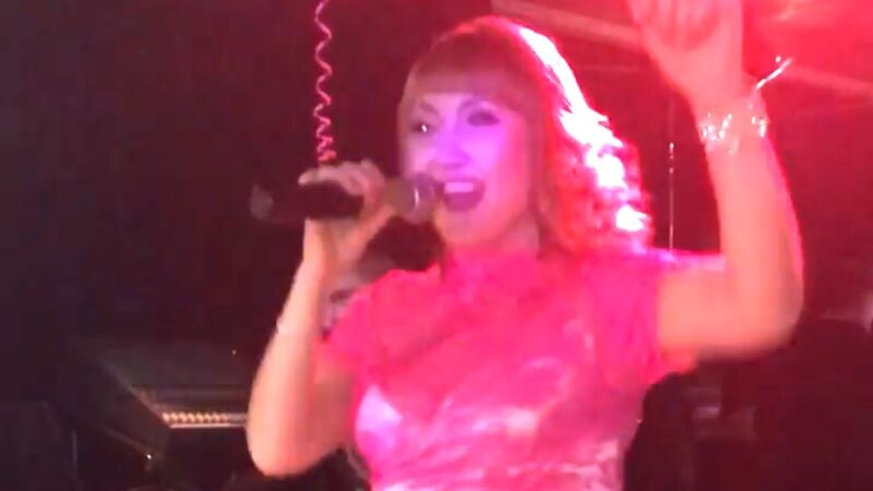    Кадр из видео с исполнением песни-переделки «Туманы» (Макс Барских) от юбиляра для гостей