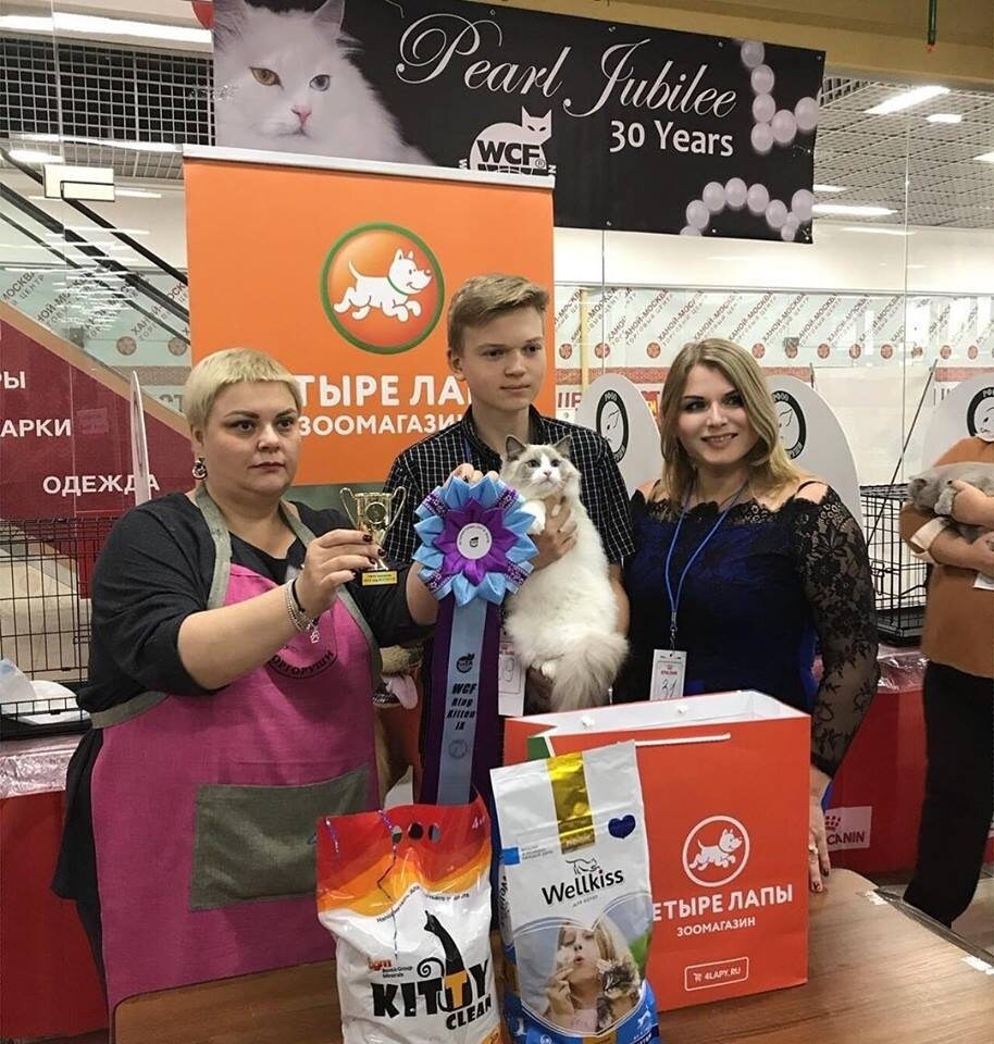 Я -в кружевном платье справа)) А то мне однажды написали, "А чего вы в фартуке?" и я испугалась, что кто-то меня перепутал со стюардом выставки))