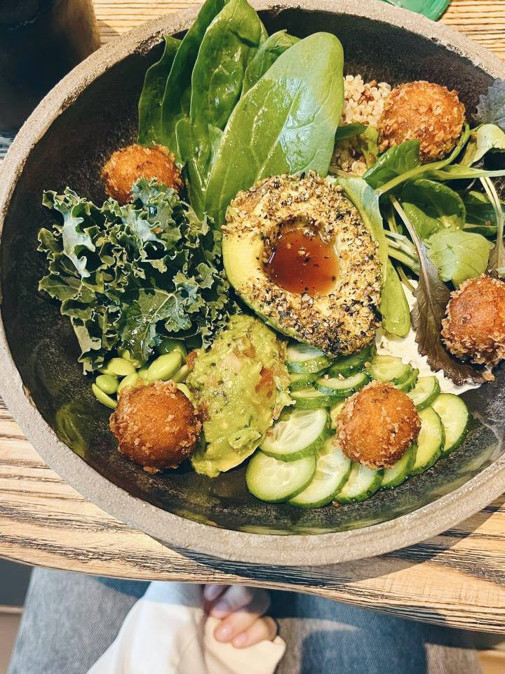  "Чаша Будды с киноа, кейлом и фалафелем" (850₽).