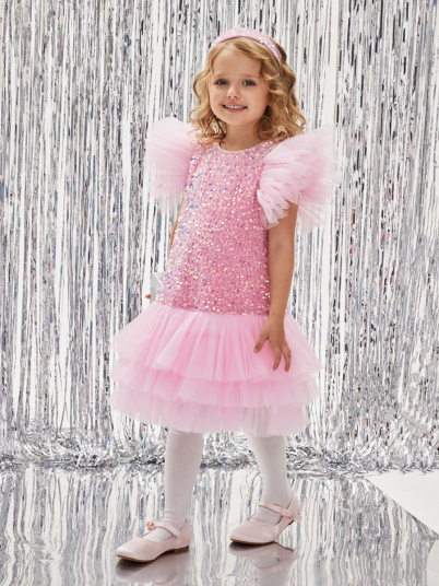 Яркое розовое платье - это нежность и очарование.