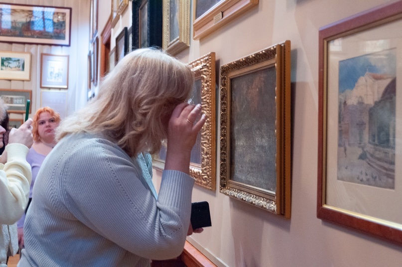 Посетительница внимательно рассматривает картину К.А. Коровина
