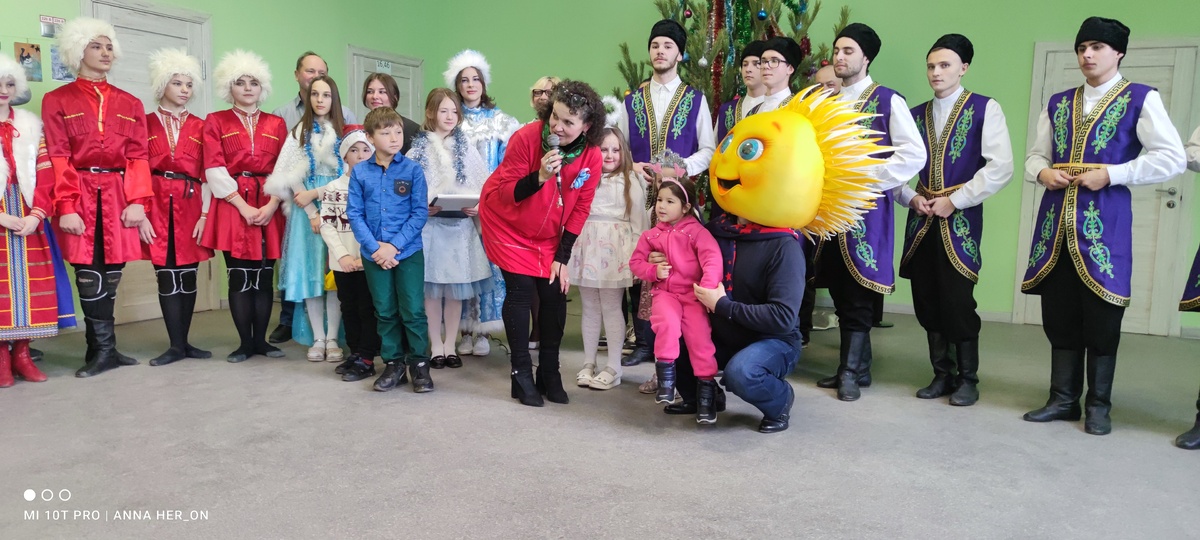 Мариуполь. Праздник в школе