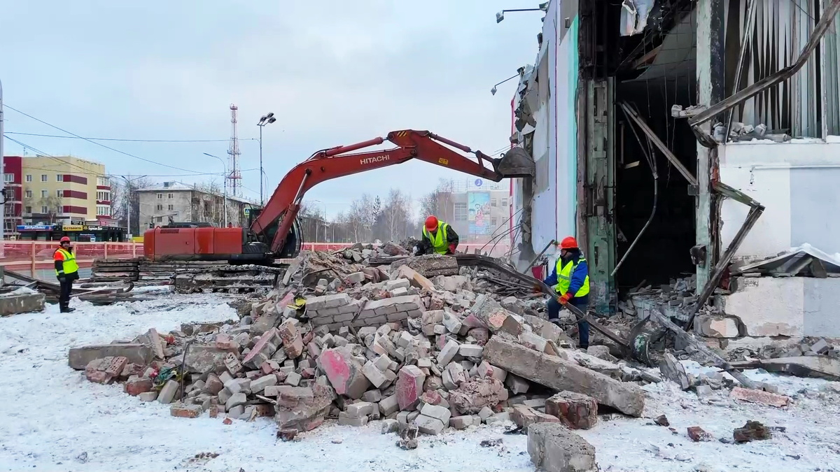    В Сургуте сносят легендарный ДК «Строитель»