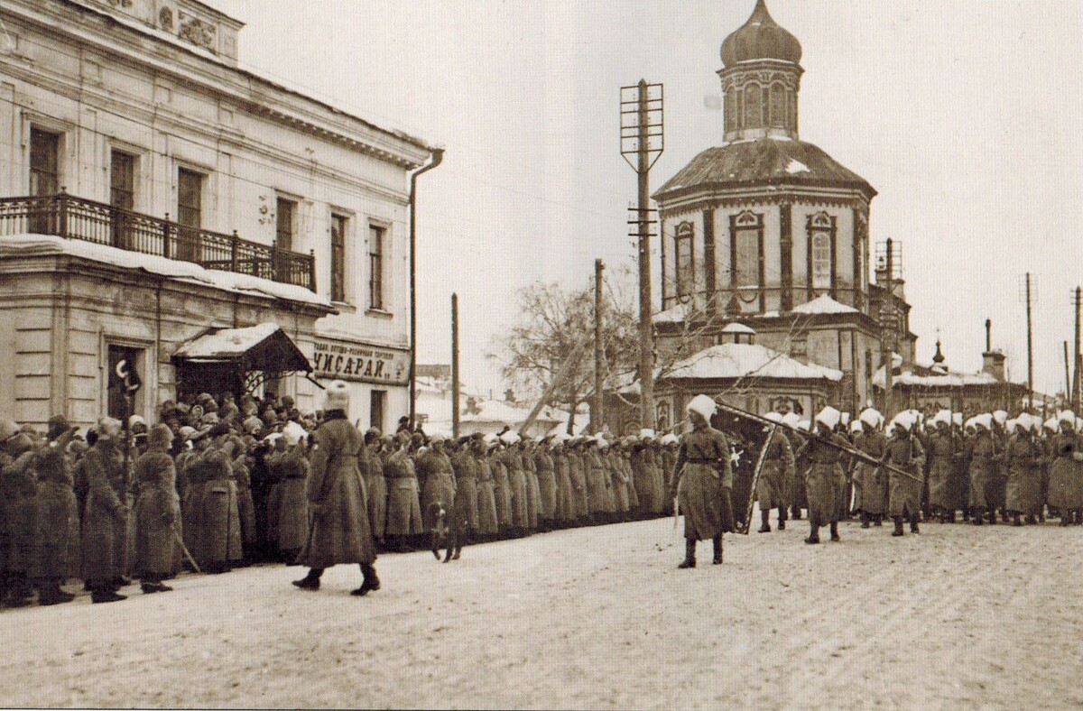 Парад Чехословаков в 1918 году. Екатеринбург. Построение на фоне Городской Думы.