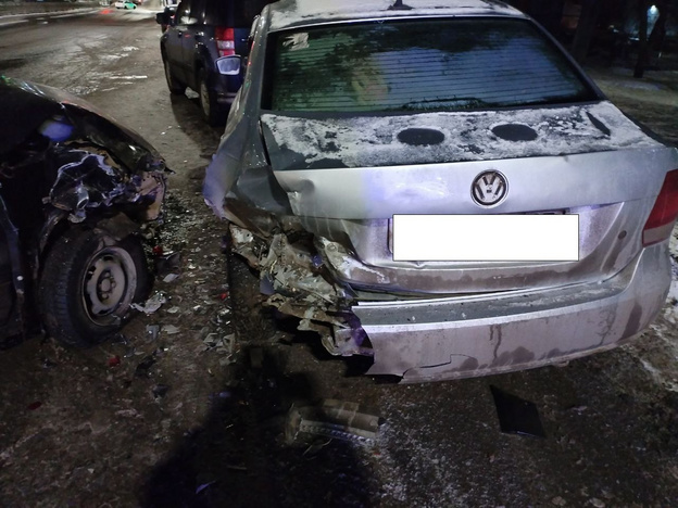    На Октябрьском проспекте ВАЗ врезался в припаркованный Volkswagen