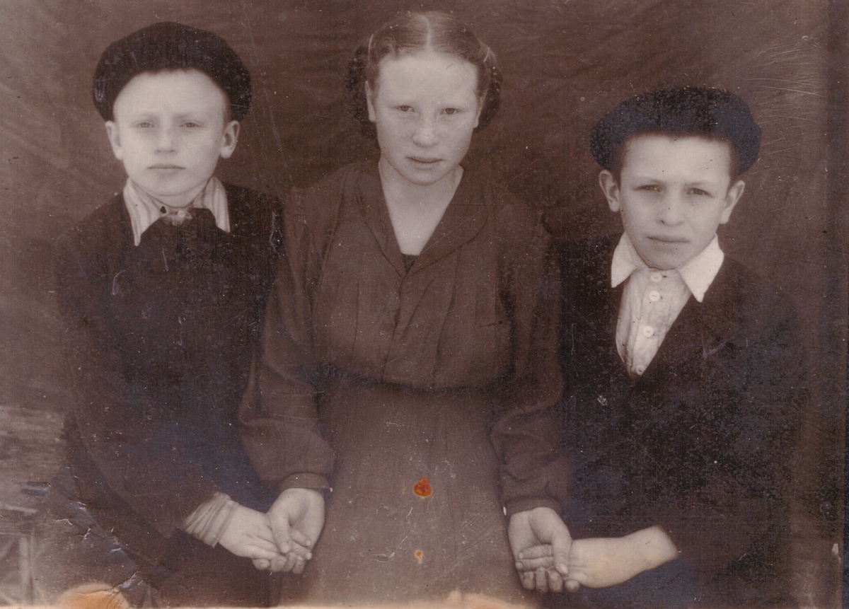 Оськин Вася, Шабаева Люба, Абрамов Вася; примерно 1957 г.