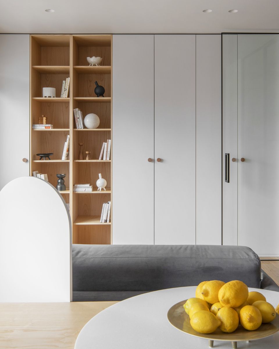 На фото: интерьер кухни-гостиной в квартире 39,3 кв.м, ЖК «Академика Павлова». В кадре диван Саннес и стул Элвуд — все от divan.ru. Дизайнер: Наталия Рыбакова, фотограф: Даниил Анненков