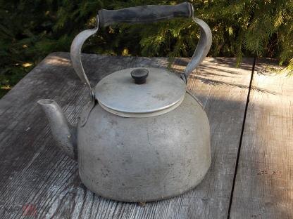 вот с таким примерно  чайником они были