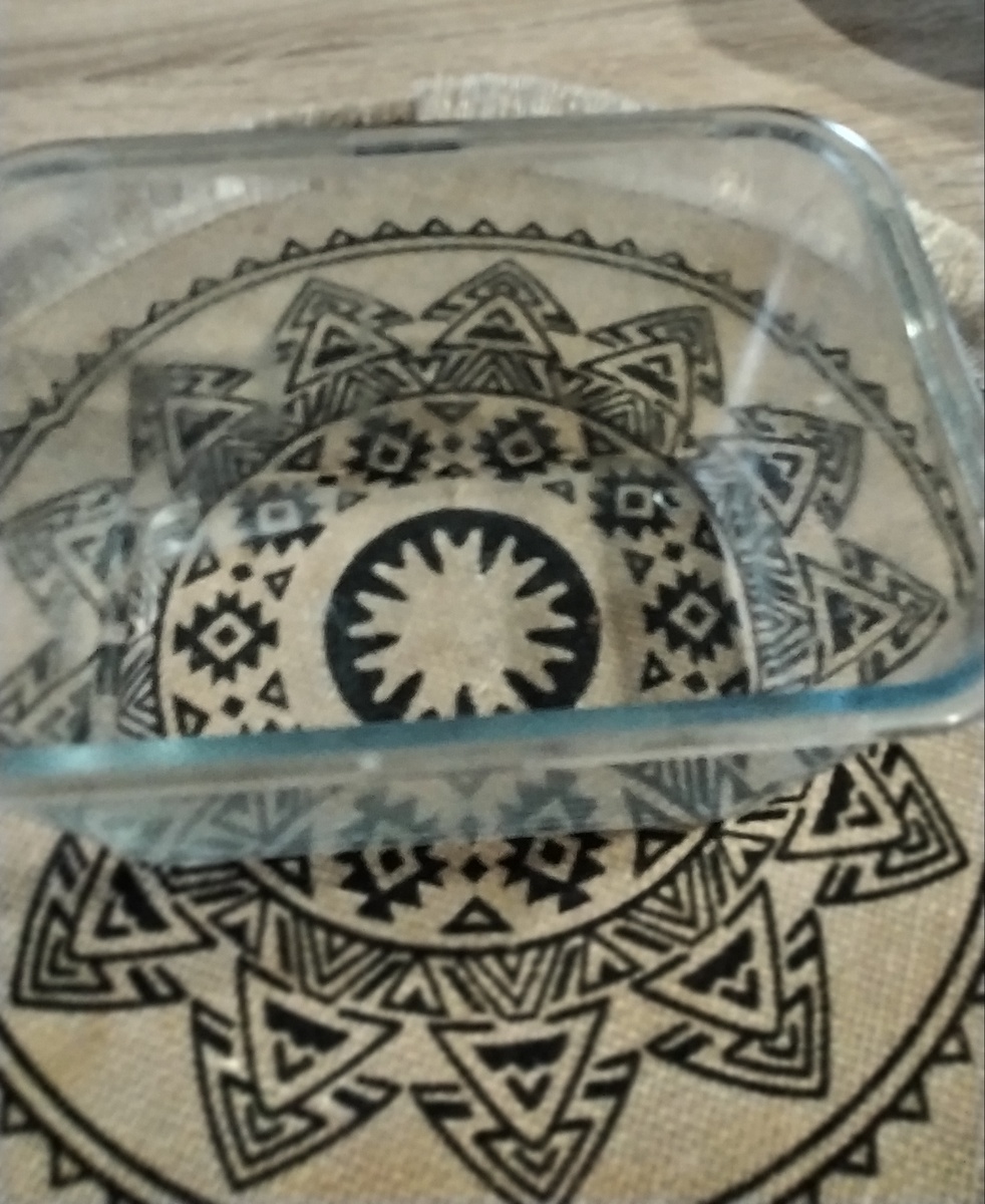 Стеклянный контейнер с крышкой. 