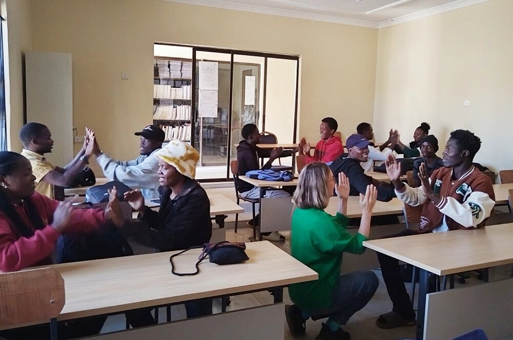    Игра в ладушки – отличный путь знакомства с русским языком (Замбия, университет г. Лусаки). Фото: соцсети./ Центр ВГСПУ по продвижению русского языка