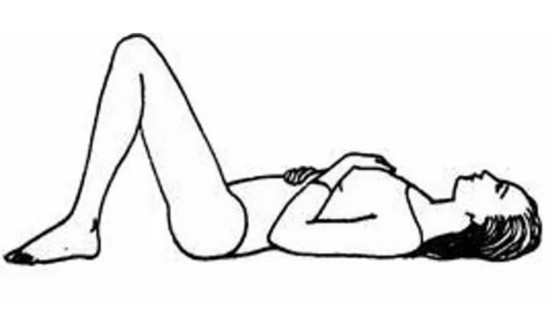 Гимнастика лежа на спине. Лежа на спине руки вдоль туловища. Поза ананда баласана. Растяжка бедра лежа. Лежа на спине ноги согнуты.