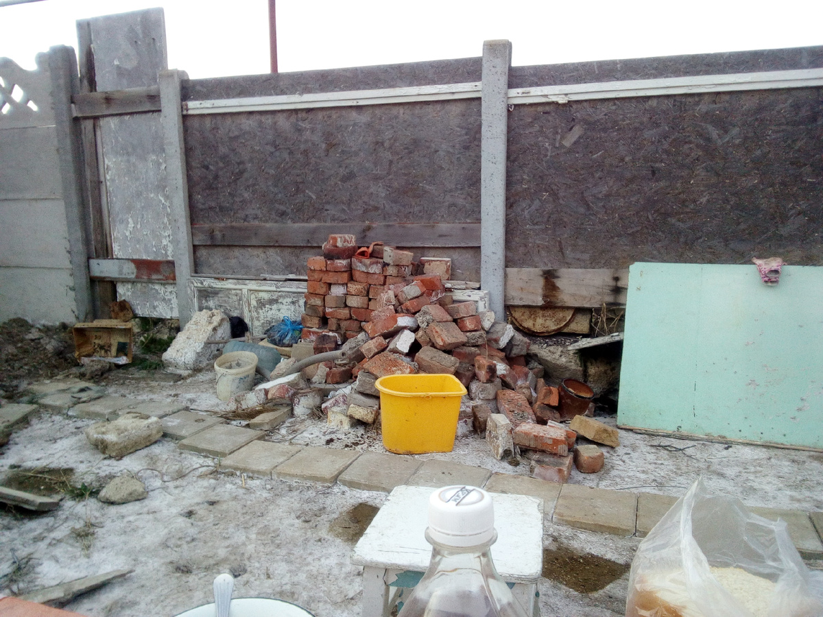 Кирпич, который извлек из под слоя земли. Из него я сделал колодец.