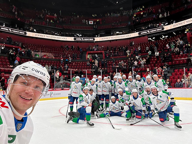    Форвард «Салавата Юлаева» Евгений Тимкин (слева) делает селфи с таварищами по команде.ХК «Салават Юлаев»