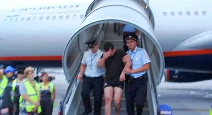 Дебошира выводят из самолета