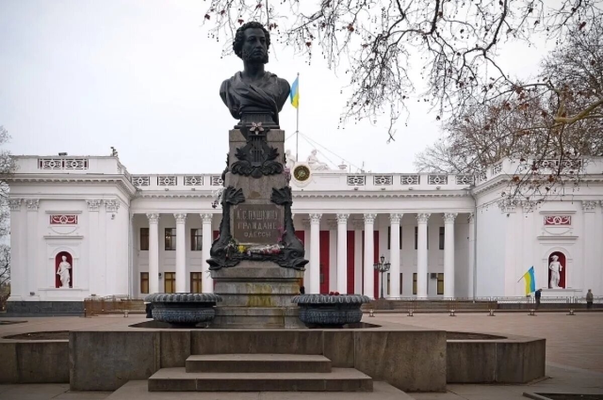    Боуз: на Украине боятся даже мертвых русских, поэтому сносят памятники