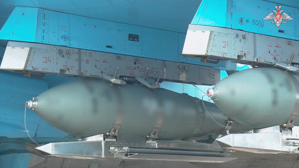    Экипаж Су-34 нанёс удар по скоплению личного состава, бронированной и автомобильной военной технике ВСУ //Видео с официального ТГ-канала Минобороны