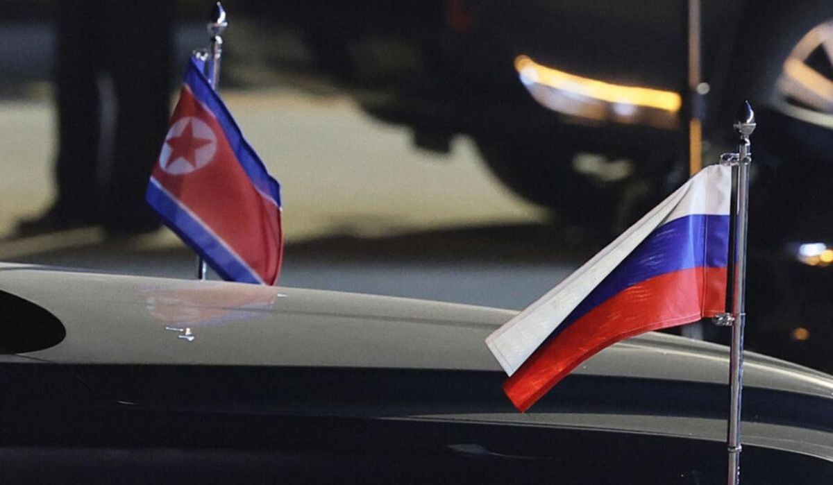     Флаги России и КНДР на автомобиле. Источник: gazeta.ru Автор фото: Владимир Смирнов