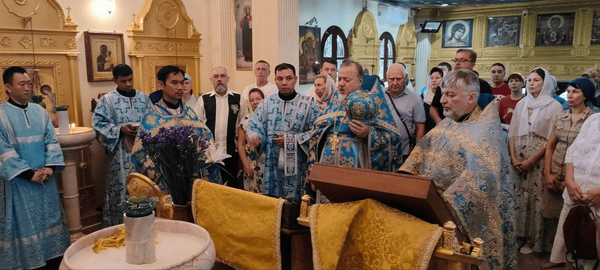 Справа налево: Даниил Ванна (таец), отец Олег и отец Михаил. 
