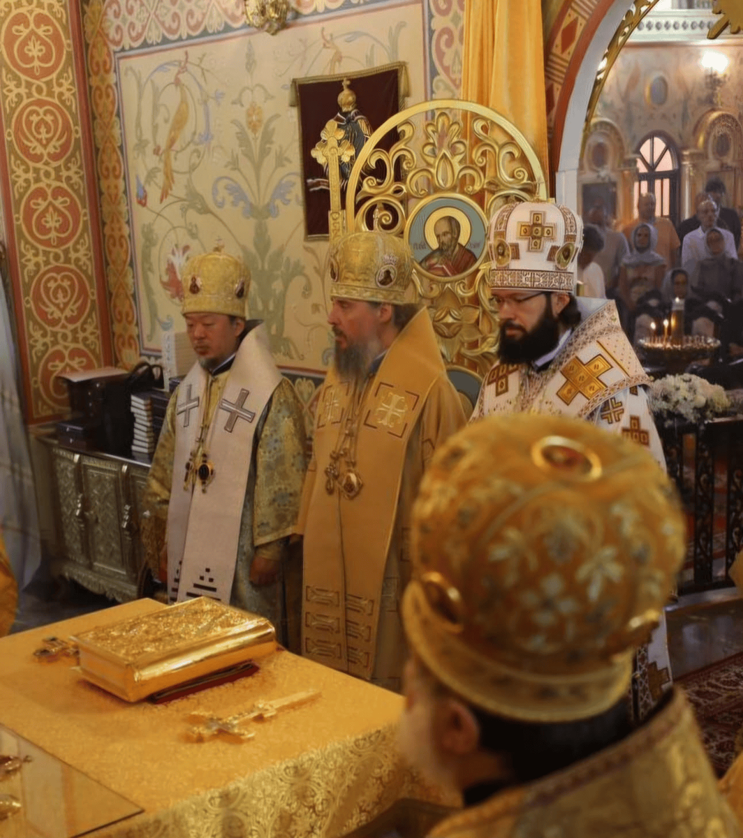 Экзарх Сергий (второй человек после патриарха Алексия) по центру фото. 