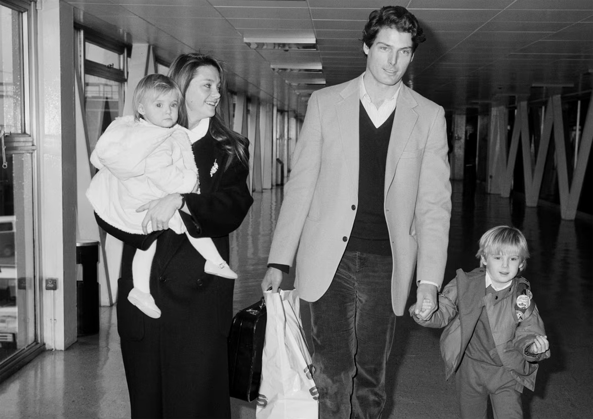 Кристофер Рив со своей партнершей Гей и детьми, Александрой и Мэтью. 1984 год