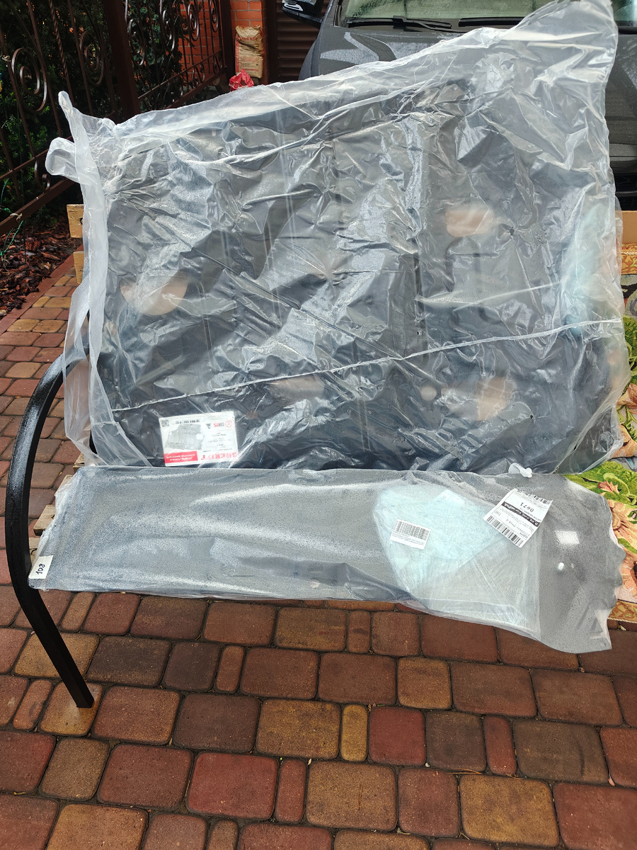 Защиты упакованы в полиэтиленовый пакет все комплектующие в наличие.