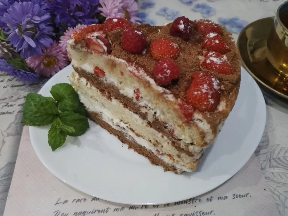 Торт из воздушнлго бисквита и нежного крема из сливок и ягод