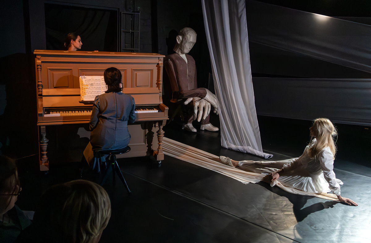 в спектакли много хореографии, пластики, музыки. Фото Сергея Трифонова