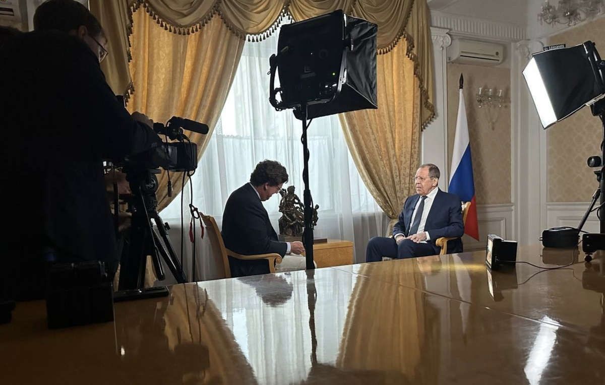    Такер Карлсон и министр иностранных дел РФ Сергей Лавров  Официальный Telegram-канал официального представителя МИД РФ Марии Захаровой