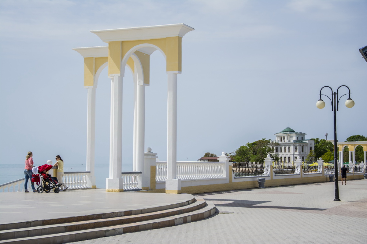 Арки на набережной. Фото Сергея Малышева.