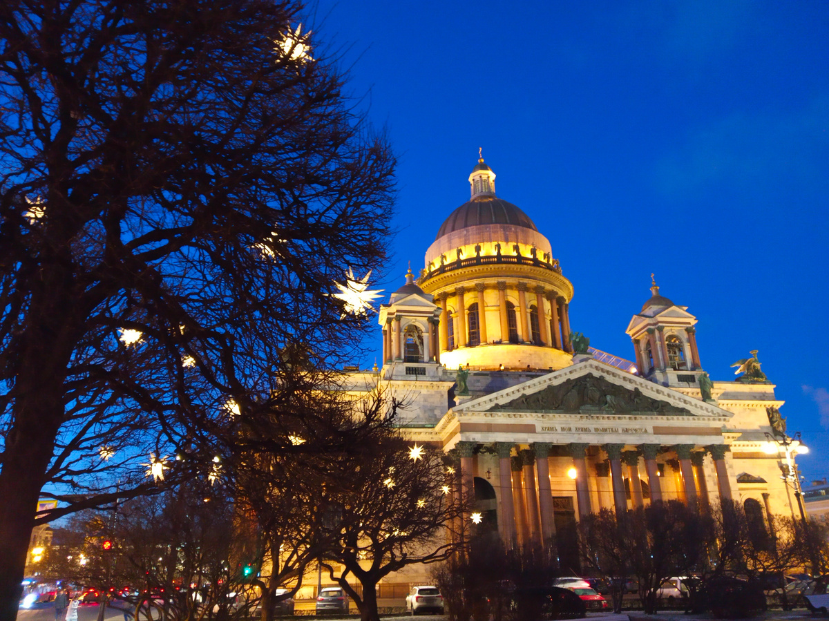 Вид на Исаакиевский собор с новогодней подсветкой. Фото автора