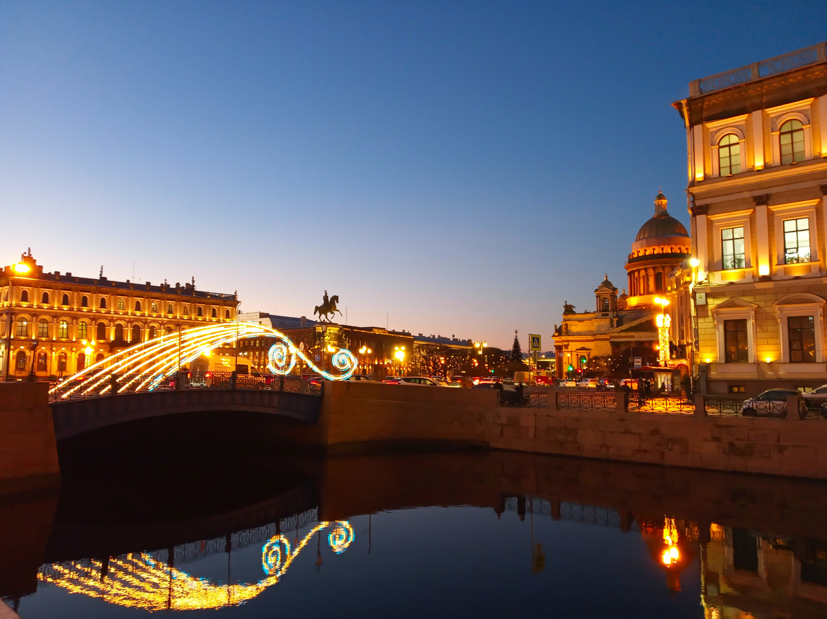 Синий мост и Исаакиевская площадь, декабрь 2024г. Фото автора