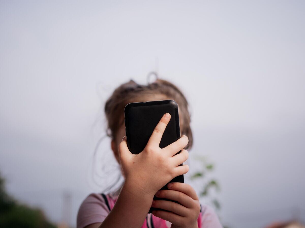    Девочка со смартфоном© iStock.com / Marizza