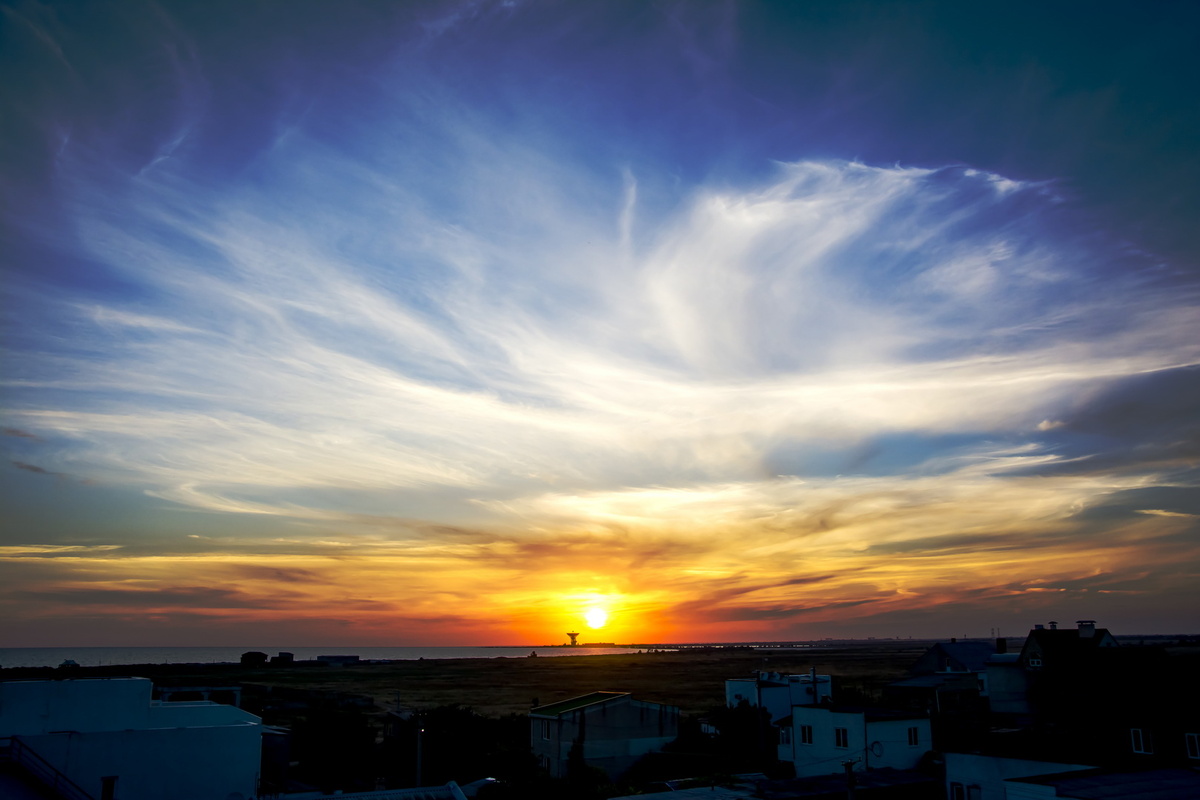 Тоже вечер, но точка съёмки другая... Фото Сергея Малышева.