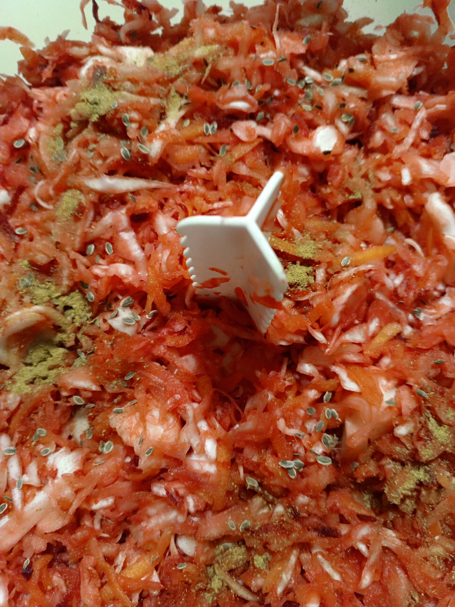 Добавили жгучих специй. Купила ведёрко в магазине Маяк. Хорошее