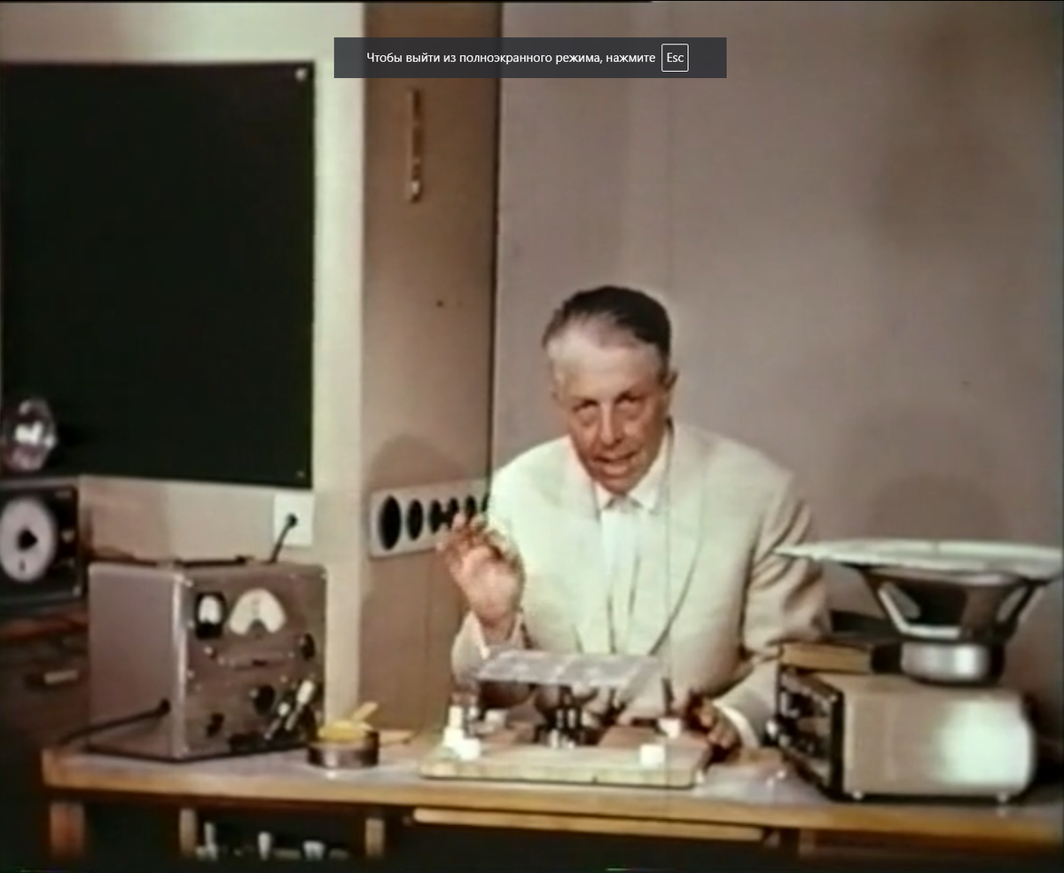 Эксперименты доктора Ханса Дженни. Под воздействием звука песок принимает четкие и строгие формы.