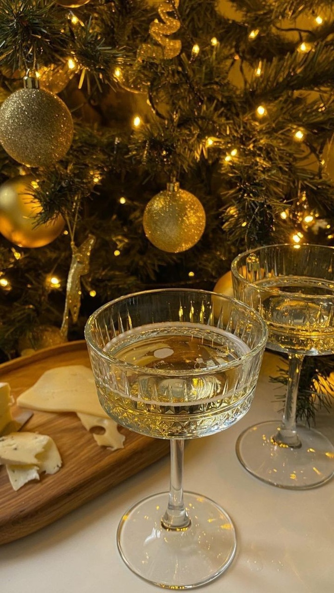 Ещё и шампанского гостям