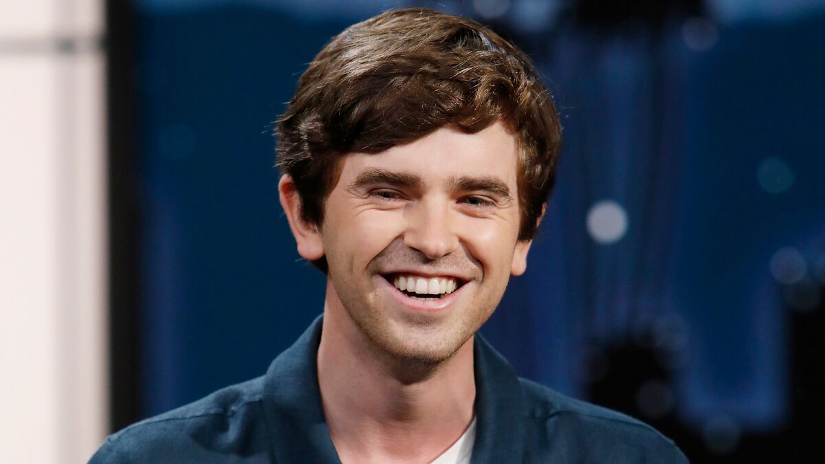 Шон, страдающий аутизмом и синдромом саванта, обладает уникальными медицинскими способностями, но сталкивается с трудностями в общении и понимании социальных норм. Несмотря на это, его коллеги и пациенты начинают осознавать ценность его нестандартного подхода к диагностике и лечению.