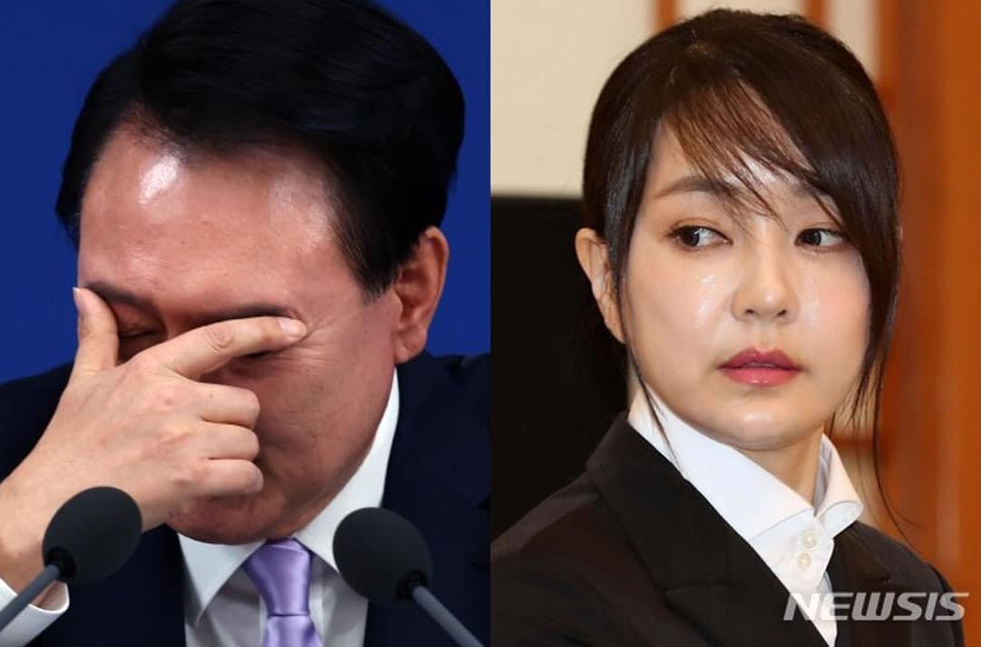    Президент Юн Сок Ёль 7-го числа в здании администрации президента в Ёнсане провёл общенациональное обращение и пресс-конференцию, отвечая на вопросы, связанные с первой леди Ким Гон Хи. Во время этого он коснулся глаз, что попало в объективы камер /Фото: Newsis.