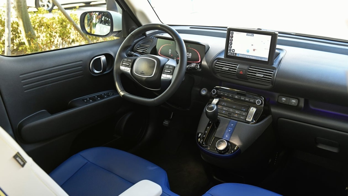 В салоне огромное количество физических кнопок: на панели, дверях и руле. Фото autoexpress/Hyundai  📷
