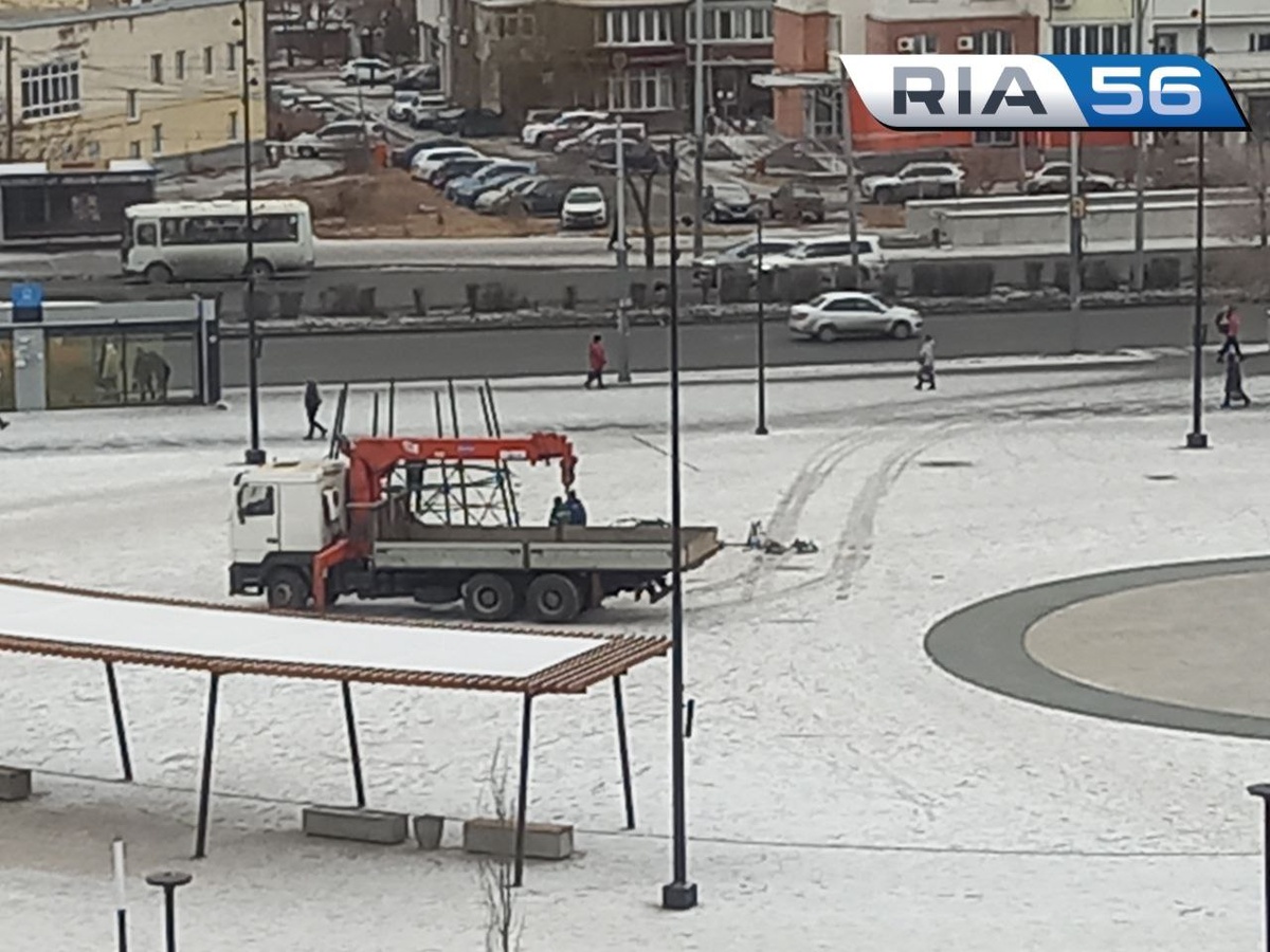  📷    У чаши-незамерзайки начали возводить ёлку в парке у «Китайской стены» в Оренбурге Андрей Севостьянов