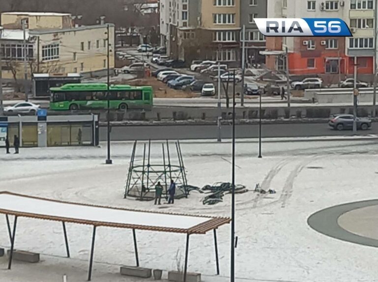    У чаши-незамерзайки начали возводить ёлку в парке у «Китайской стены» в Оренбурге Андрей Севостьянов