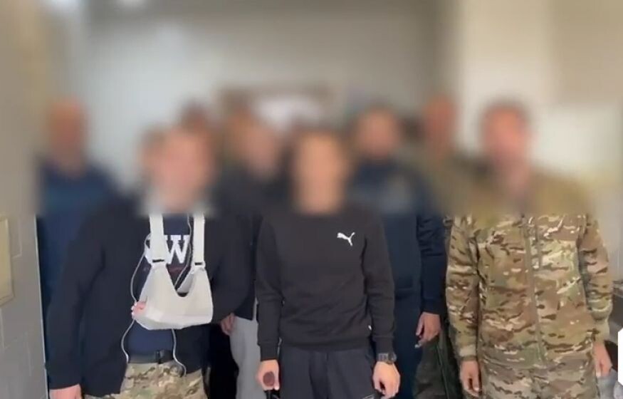    Раненых военных в наручниках увозят на СВО без лечения. Беспредел в воинской части?