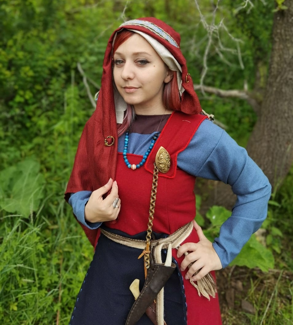 Но откуда на нем женский предмет гардероба?