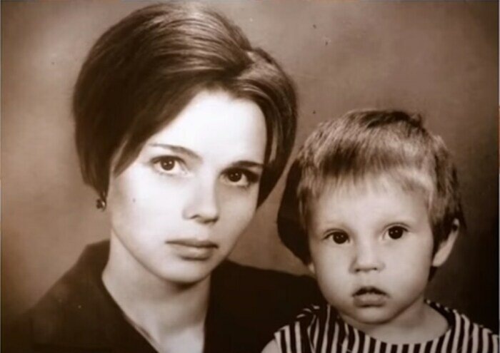 Галина Ивановна с дочерью Галей. 