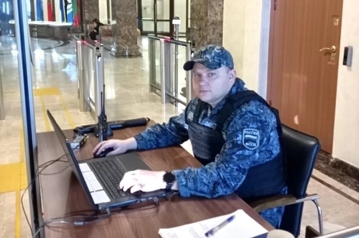    Пристав в Кемерове снял ребёнка-инвалида с дерева на уровне 3-го этажа