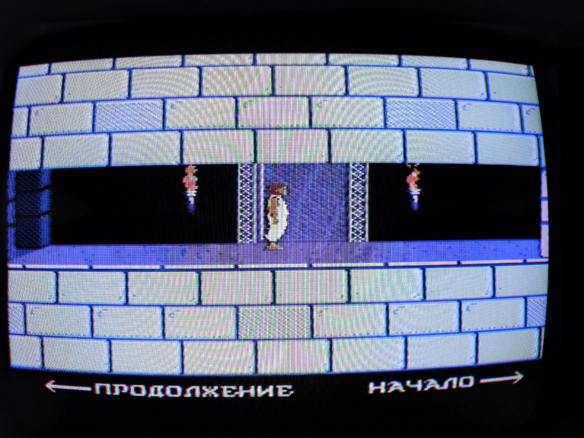 Фото сделаны мной. На фото игра "Принц Персии". Оригинал игры "Prince of Persia" был разработан геймдизайнером Джорданом Мекнером в 1989,.г. и выпущен Brøderbund Software для персонального компьютера Apple II. Позже портирована и на другие платформы. Фото демонстрирует начальную заставку игры, а так же общий визуальный фон игры. Подробнее об этом рассказано в статье. Все материалы принадлежат правообладателям и размещены исключительно в информационных целях. 